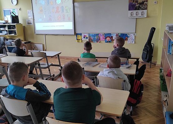 Uczniowie oglądają prezentację.