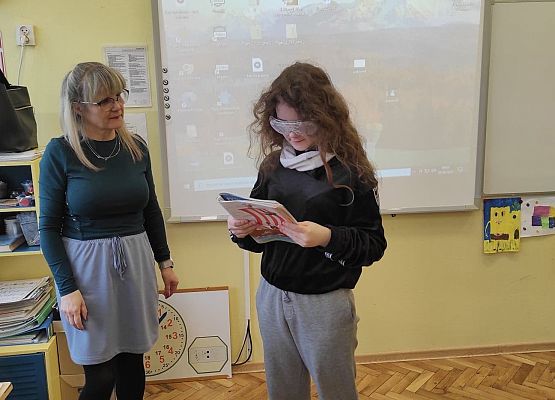 Nauczycielka z uczennicą podczas lekcji dotyczącej autyzmu