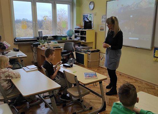 Nauczycielka z uczniami podczas lekcji dotyczącej autyzmu