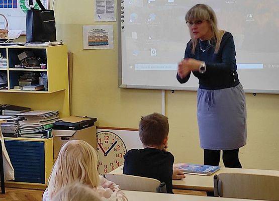 Nauczycielka z uczniami podczas lekcji dotyczącej autyzmu
