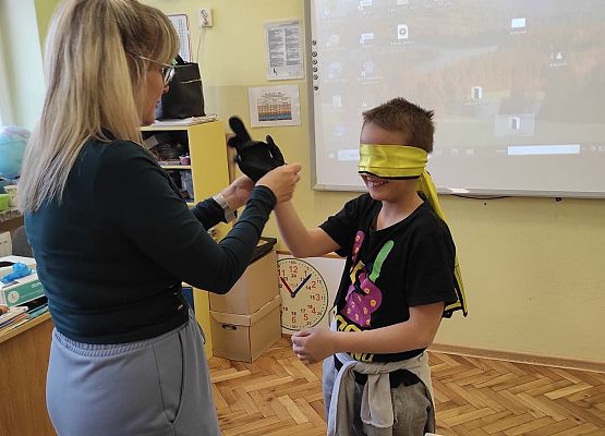 nauczycielka z uczniem podczas lekcji dotyczącej autyzmu