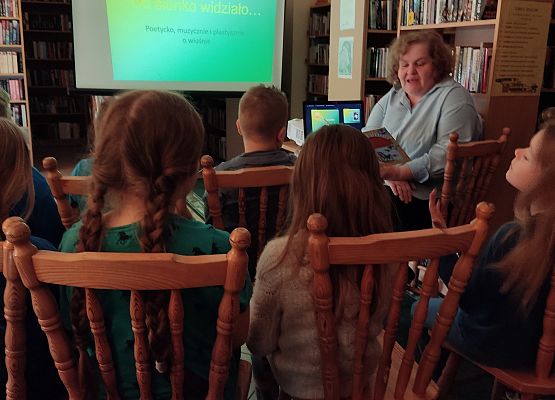 Nauczycielka czyta wiersz dzieciom