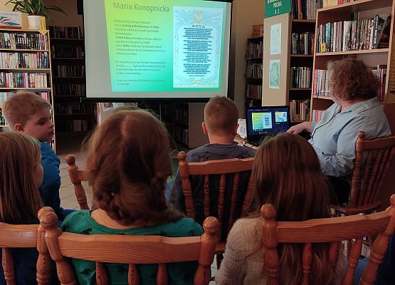 Dzieci oglądają prezentację