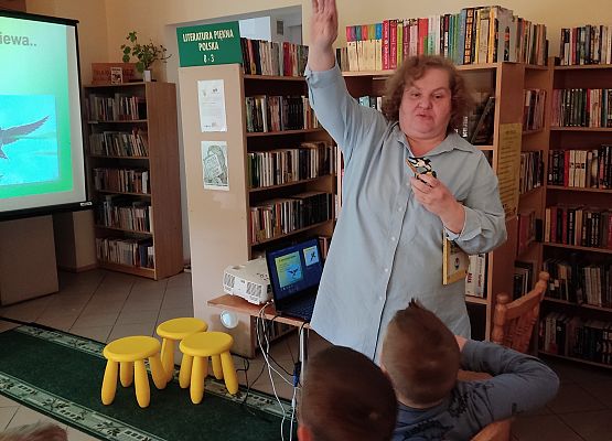 Nauczycielka opowiada dzieciom