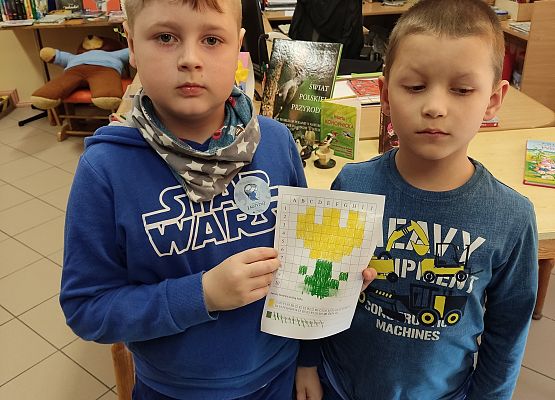 Dwaj chłopcy prezentują zakodowany obrazek