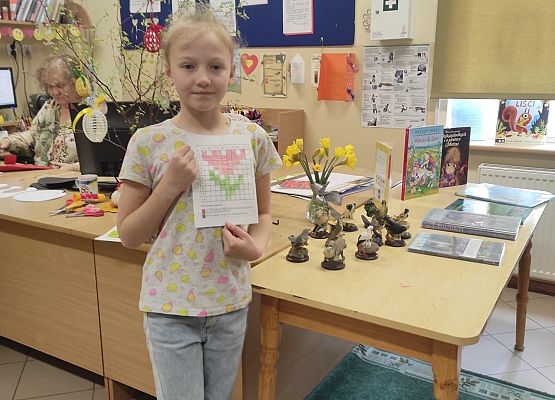 Dziewczynka prezentuje zakodowany obrazek