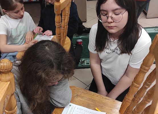 Uczennice wykonują ćwiczenie z kodowaniem