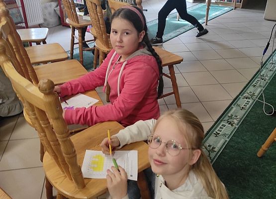 Uczennice wykonują ćwiczenie z kodowaniem