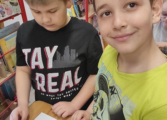 Dwaj chłopcy kodują obrazek