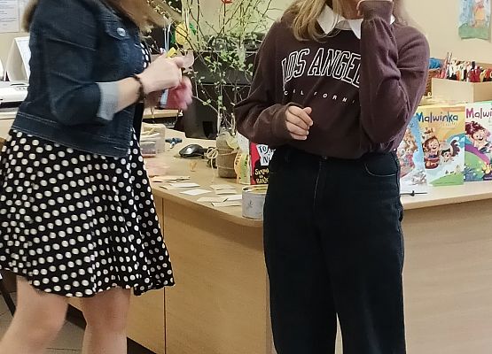 Autorka książek i uczennica grają w kalambury