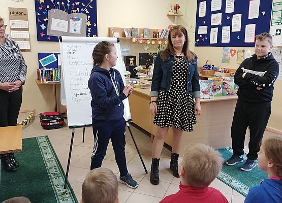 Autorka książek i uczniowie grają w kalambury