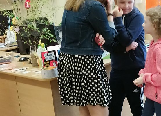 Autorka książek i uczniowie grają w kalambury