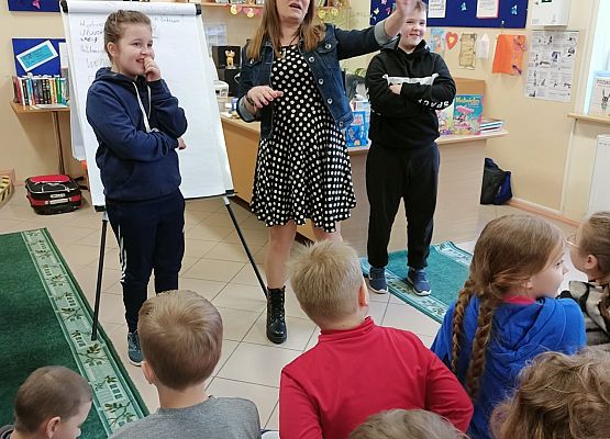 Autorka książek i uczniowie grają w kalambury