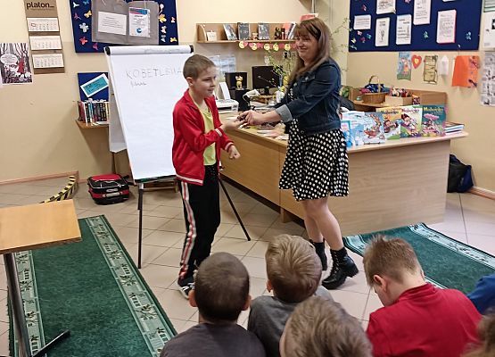 Pani Katarzyna Keller i uczeń grają w kalambury