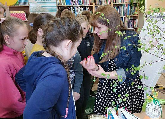 Uczniowie zadają pytania autorce książek