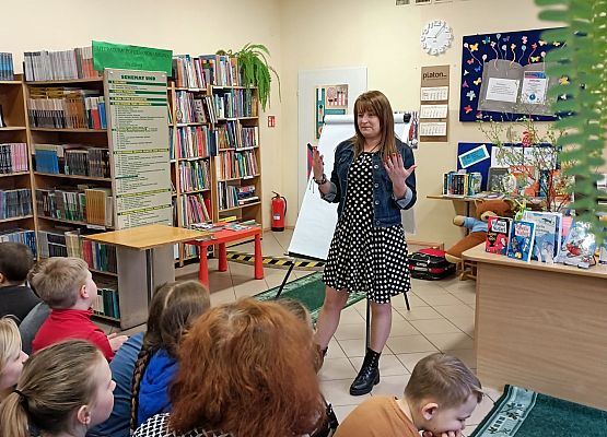 Autorka książek opowiada dzieciom o swojej pracy