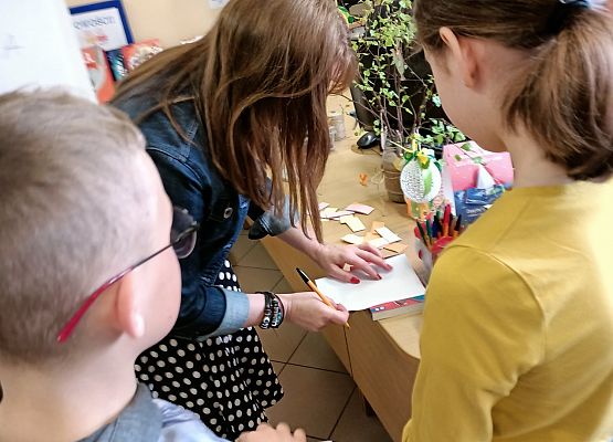 Pani Katarzyna Keller rozdaje dedykacje i autografy