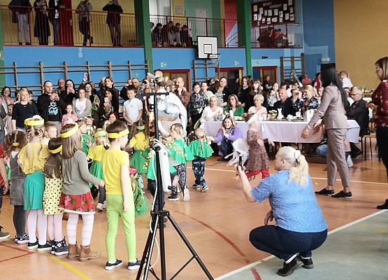 Dzieci podczas występów tanecznych