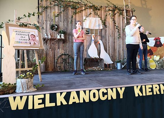 Uczennice śpiewają na scenie