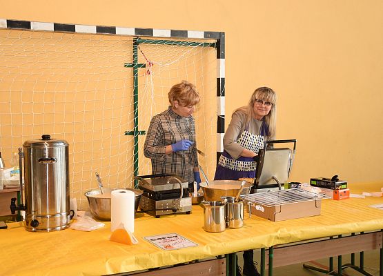 Dwie panie robią gofry