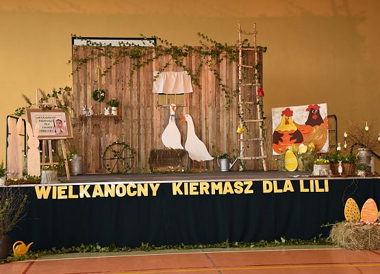 Scena z napisem wielkanocny kiermasz dla Lili