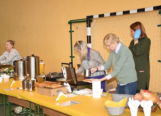 Nauczycielki na stoisku z żywnością