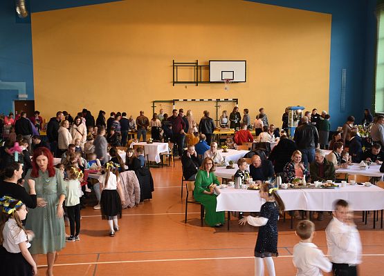 Uczestnicy kiermaszu, goście.