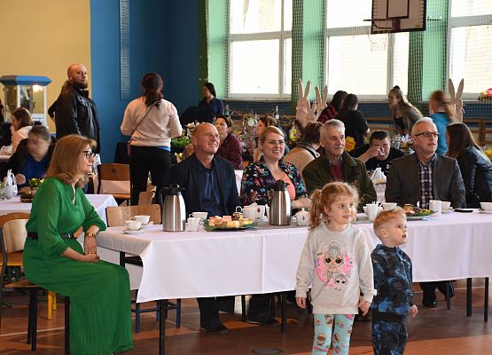 Goście siedzą przy stole