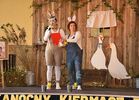 Dwie kobiety przebrane za króliki wielkanocne występują na scenie