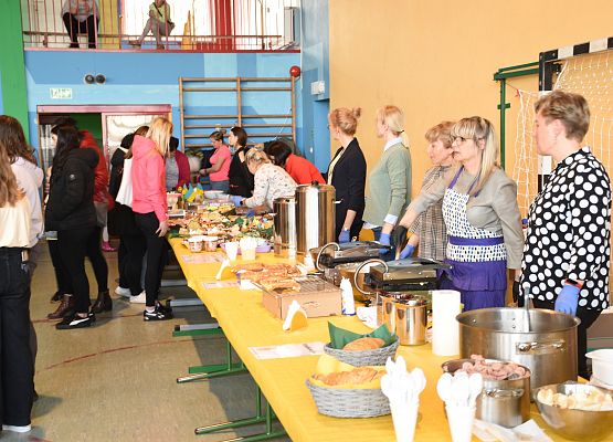 Panie przy stoisku z żywnością