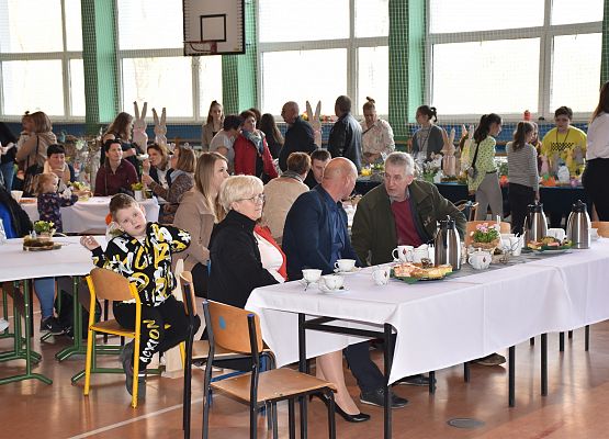 Uczestnicy kiermaszu oglądają występy dzieci