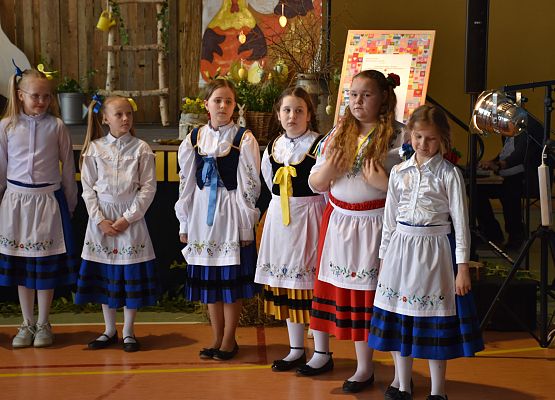 Uczennice w strojach kaszubskich