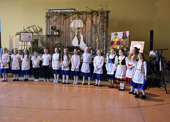 Uczennice w strojach kaszubskich