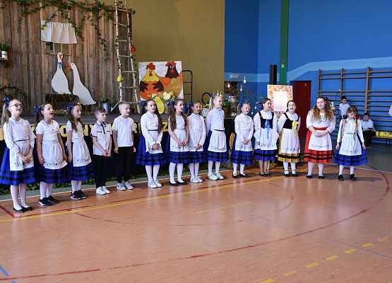 Uczennice w strojach kaszubskich