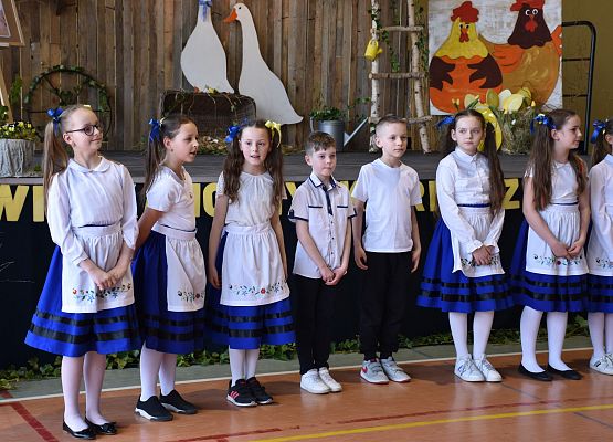 Uczennice w strojach kaszubskich