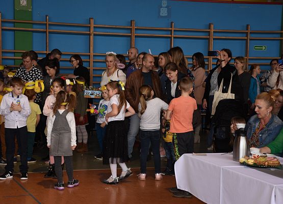 Uczestnicy kiermaszu oglądają występy uczniów