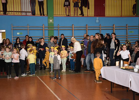 Uczestnicy kiermaszu oglądają występy uczniów