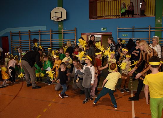 Przedszkolaki tańczą podczas kiermaszu