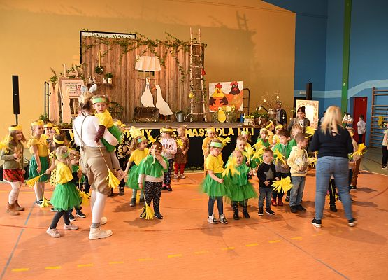 Przedszkolaki tańczą podczas kiermaszu