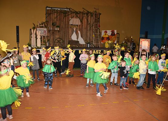 Przedszkolaki tańczą podczas kiermaszu