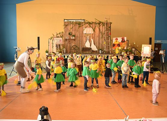 Przedszkolaki tańczą podczas kiermaszu