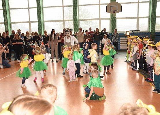Przedszkolaki tańczą podczas kiermaszu