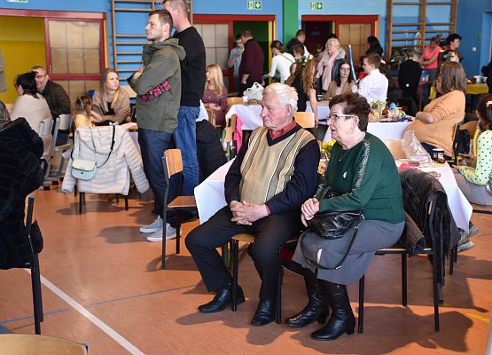 Uczestnicy kiermaszu oglądają występy uczniów