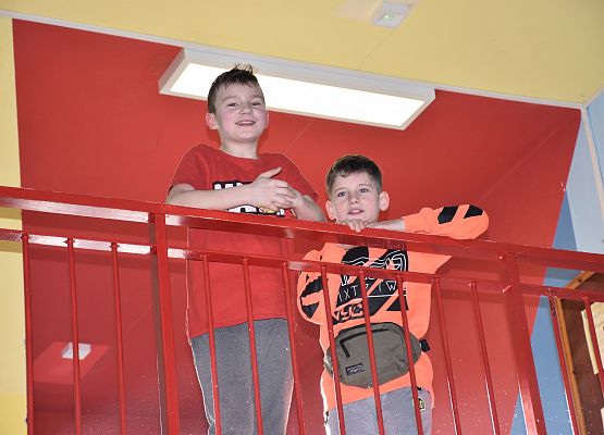 Dwaj chłopcy stoją na balkonie