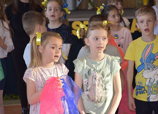 Dzieci występują podczas kiermaszu