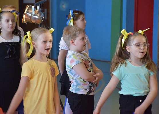 Dzieci występują podczas kiermaszu