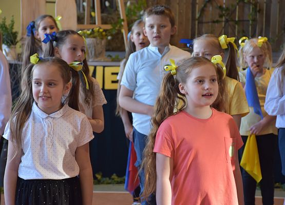 Dzieci występują podczas kiermaszu