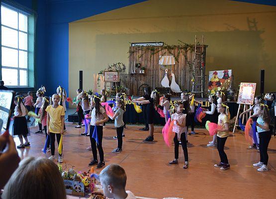 Dzieci występują podczas kiermaszu