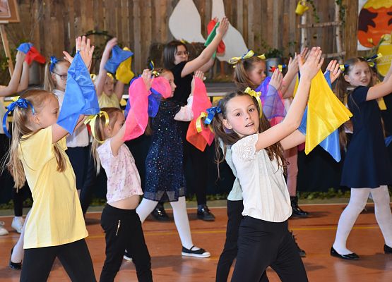 Uczniowie tańczą