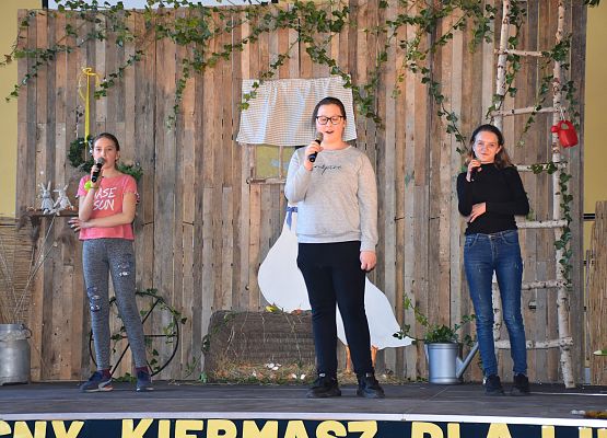 Uczennice występują na scenie